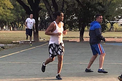 ജയിലിലും റൊണാൾഡീഞ്ഞോ സൂപ്പർ; അടിച്ചത് അഞ്ച് ​ഗോൾ, വഴിയൊരുക്കിയത് ആറ് ​ഗോളിന്; സമ്മാനം 16 കിലോ പന്നിയിറച്ചി! (വീഡിയോ)