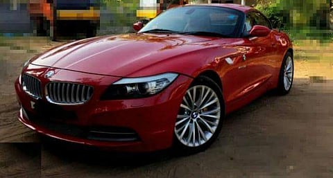 അളിയന്റെ ബിഎംഡബ്ല്യുവില്‍ കറങ്ങി; മൂത്രമൊഴിക്കാനായി റോഡരികില്‍ ഇറങ്ങി; തോക്ക് ചൂണ്ടി കാര്‍ കവര്‍ന്നു