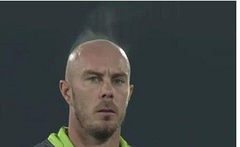 'ഐസൊലേഷന്‍ വയ്യ, ഇവിടെ സിക്‌സ് അടിച്ച് നിന്നോളാം'; പാകിസ്ഥാന്‍ വിട്ട് ലിന്‍