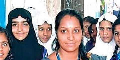 12 വര്‍ഷം തൂപ്പുജോലിക്കാരി, ഇന്ന് അതേ സ്‌കൂളിലെ ഇംഗ്ലീഷ് അധ്യാപിക; മാതൃകയാക്കാം ലിന്‍സയെ