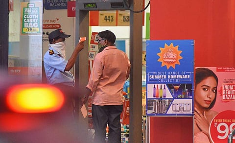 കലബുറഗിയില്‍ മരിച്ചയാളെ ചികില്‍സിച്ച ഡോക്ടര്‍ക്കും കോവിഡ് ; രാജ്യത്ത് കൊറോണ രോഗികള്‍ 125 ആയി; യാത്രാവിലക്ക് 