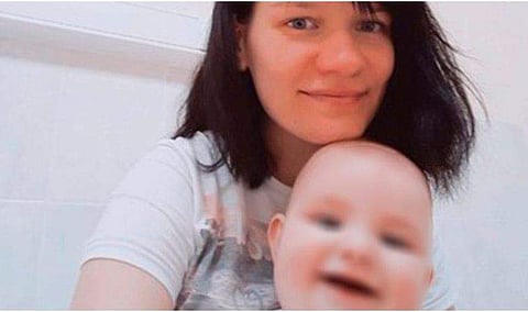 അമ്മയെ ആണ്‍ സുഹൃത്ത് കൊലപ്പെടുത്തി; ഒരു വയസുകാരി മൃതദേഹം കെട്ടിപ്പിടിച്ചു കിടന്നത് 48 മണിക്കൂര്‍; കരളലിയും കാഴ്ച