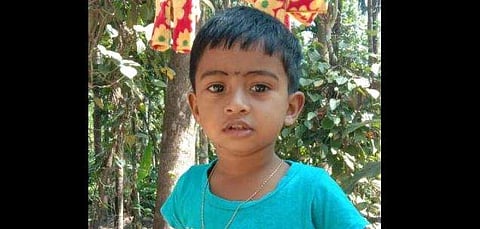 കളിക്കുന്നതിനിടെ കട്ടിലിൽ നിന്ന് തലയിടിച്ച് വീണ് രണ്ട് വയസുകാരൻ മരിച്ചു; ദാരുണം