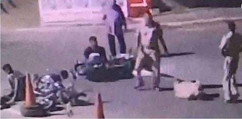 മദ്യലഹരിയില്‍ ബൈക്കുമായി അമിതവേഗതയില്‍ 'പറന്ന്' യുവാക്കള്‍ ; പൊലീസുകാരെ ഇടിച്ചുതെറിപ്പിച്ചു; ഗുരുതര പരിക്ക്, കേസ് 