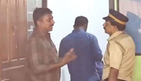 പ്രളയഫണ്ടില്‍ തട്ടിപ്പ്; പത്തരലക്ഷം രൂപ സിപിഎം നേതാവിന്റെ അക്കൗണ്ടിലേക്ക് വകമാറ്റിയ സെക്ഷന്‍ ഓഫീസര്‍ അറസ്റ്റില്‍