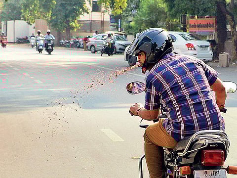 കോവിഡ് 19: പൊതുസ്ഥലത്ത് തുപ്പി; ആയിരം രൂപ പിഴയിട്ട് കോര്‍പ്പറേഷന്‍