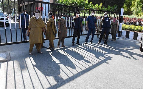 തമിഴ്‌നാടും കര്‍ണാടകവും കേരള അതിര്‍ത്തി അടച്ചു ; മുംബൈയില്‍ കടകള്‍ അടച്ചിടാന്‍ നിര്‍ദേശം ; കടുത്ത നിയന്ത്രണങ്ങള്‍