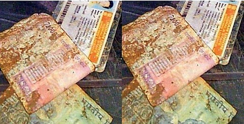 ഉരുള്‍പൊട്ടലില്‍ മറഞ്ഞത് 1,30,000 രൂപയും ഫോണും രേഖകളും ; ഏഴു മാസത്തിന് ശേഷം തോട് നന്നാക്കുന്നതിനിടെ തിരികെ കിട്ടി