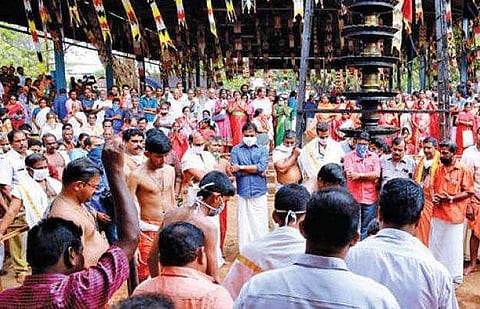 കോഴിക്കൽ മൂടൽ ചടങ്ങിൽ പങ്കെടുക്കുന്ന ഭക്തർ