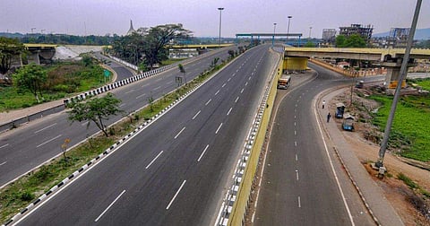 കേരളത്തിൽ ഏഴ് ജില്ലകൾ അടയ്ക്കും; അവശ്യ സർവീസുകൾക്ക് മാത്രം അനുമതി