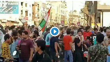 പടിക്കല്‍ കലമുടച്ചു!; പ്രധാനമന്ത്രിയുടെ ആഹ്വാനം ഇവര്‍ കേട്ടത് ഇങ്ങനെ; ആരോഗ്യ പ്രവര്‍ത്തകരെ അഭിനന്ദിക്കാന്‍ തെരുവിലിറങ്ങി ആള്‍ക്കൂട്ടം, വിമര്‍ശനം (വീഡിയോ)