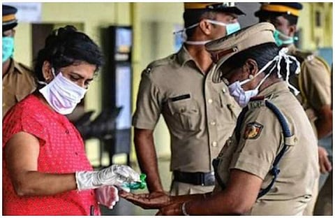 കൊല്ലത്ത് സ്വകാര്യ ആശുപത്രി കോവിഡ് വാര്‍ഡ് ആക്കാന്‍ വിട്ടുനല്‍കില്ലെന്ന് ഉടമ; പൂട്ട് പൊളിച്ച് ഏറ്റെടുത്ത് പൊലീസ്