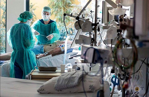 കൊറോണയെ പ്രതിരോധിക്കാന്‍ സ്വയം ചികിത്സ; ഭര്‍ത്താവ് മരിച്ചു; ഭാര്യ ഗുരുതരാവസ്ഥയില്‍