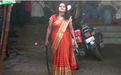 ലോക്ക് ഡൗണിൽ നൂറ് കണക്കിന് ഭക്തരെ വിളിച്ചുകൂട്ടി ആൾദൈവം; 'ദിവ്യശക്തിയുടെ മാതാവ്'; പൊലീസീന് നേരെ വാൾ വീശി; തൂക്കിയെടുത്ത് ജീപ്പിലേക്കെറിഞ്ഞു; വീ‍ഡിയോ