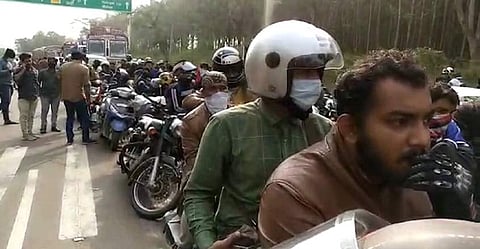 കര്‍ണാടക അതിര്‍ത്തിയില്‍ കുടുങ്ങിയ മലയാളികളെ കടത്തിവിടുന്നു; കര്‍ശന പരിശോധന