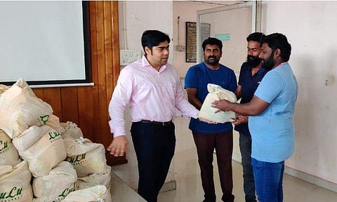 '108 ആംബുലന്‍സ്' ഡ്രൈവര്‍മാര്‍ക്ക് സൗജന്യ ഭക്ഷ്യ കിറ്റുകള്‍