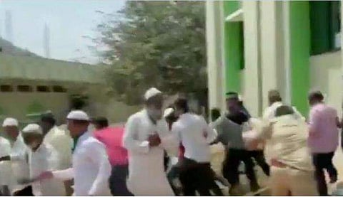 പള്ളിയില്‍ പ്രാര്‍ത്ഥനയ്ക്ക് കൂട്ടമായി എത്തി; വിളിച്ചിറക്കി, തല്ലിയോടിച്ച് പൊലീസ് (വീഡിയോ)