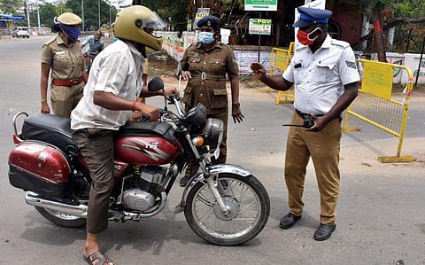 മരണ വീട്ടിലേക്കെന്ന് യാത്രക്കാരൻ ; സംശയം തോന്നി രഹസ്യനിരീക്ഷണം ; മദ്യവുമായി ബിവറേജസിൽ നിന്നും കയ്യോടെ പിടിയിൽ 