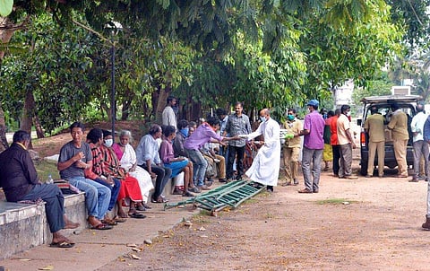 നിരീക്ഷണത്തിലുളള വീടുകളില്‍ സ്റ്റിക്കര്‍, പുറത്തിറങ്ങാതെ 'പൂട്ടാന്‍' ജിയോ ഫെന്‍സിങ്; കടുത്ത നടപടികളുമായി സര്‍ക്കാര്‍ 