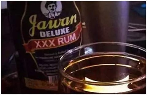 ഒരു ലിറ്റര്‍ ജവാന് 2000രൂപ; മദ്യം വാങ്ങിയതിന് ശേഷം പൊലീസിനെ അറിയിച്ചു, ബ്ലാക്കിന് വിറ്റ രണ്ടുപേര്‍ അറസ്റ്റില്‍