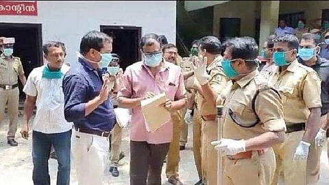 പൊലീസ് സ്റ്റേഷനിലെ ക്യന്റീന്‍ പൂട്ടിക്കാന്‍ നഗരസഭ ഉദ്യോഗസ്ഥരെത്തി; പൊലീസുകാരുമായി ഉന്തുംതള്ളും, നാടകീയ രംഗങ്ങള്‍