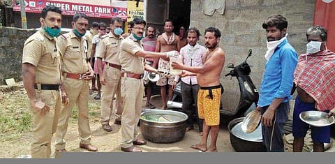 'ഏക് ഔർ ആധാദിൻ ഹോ ഗയാ മുജേ ഖാനേ കേലിയേ മിൽക്കർ’; വിശന്നുകരഞ്ഞ് ചിത്തരഞ്ജൻ പൊലീസ് സ്റ്റേഷനിൽ ; അന്നമെത്തിച്ച്  ശ്രീനിവാസൻ 