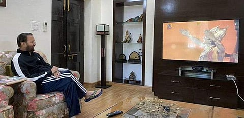 ‘ഞാൻ ആഹാരമില്ലാതുറങ്ങുന്നു, നാണമില്ലേ ജാവഡേക്കർ’ ; രാമായണം കാണുന്ന ചിത്രം പോസ്റ്റ് ചെയ്ത കേന്ദ്രമന്ത്രി വെട്ടിൽ, രൂക്ഷവിമർശനം