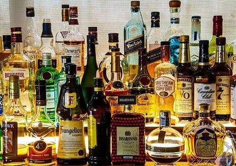 ഡല്‍ഹിയിലും യുപിയിലും മദ്യ വില്‍പ്പനശാലകള്‍ നാളെ മുതല്‍ തുറക്കും