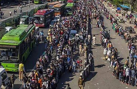 തൊഴിലാളികളുടെ കൂട്ടപ്പലായനം; റിപ്പോർട്ട് ഹാജരാക്കാൻ കേന്ദ്രത്തിന് സുപ്രീം കോടതിയുടെ നിർദ്ദേശം