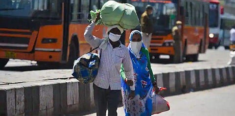 ഭക്ഷണം ലഭിച്ചില്ല; എട്ട് മാസം ​ഗർഭിണിയായ യുവതി വീടെത്താൻ നടന്നത് 100 കിലോമീറ്റർ 