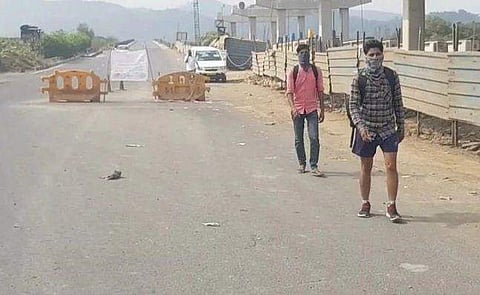 വീടെത്താന്‍ അവര്‍ നടന്നത് 2000 കിലോമീറ്റര്‍; താണ്ടിയത് നാല് സംസ്ഥാനങ്ങള്‍