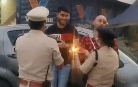 ലോക്ക്ഡൗണ്‍ ലംഘിച്ചവര്‍ക്ക് ആദരം! ആരതി ഉഴിഞ്ഞും തിലകം ചാര്‍ത്തിയും പൂക്കളര്‍പ്പിച്ചും പൊലീസ് (വീഡിയോ)