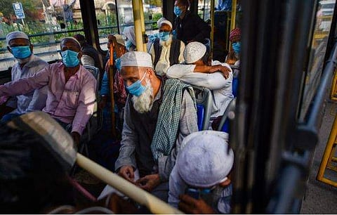 മതസമ്മേളനത്തില്‍ പങ്കെടുക്കാനെത്തിയവരെ ആശുപത്രികളിലേക്ക് മാറ്റുന്നു/ചിത്രം: പിടിഐ