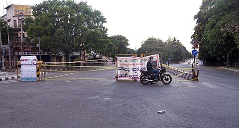 കാസര്‍കോട് അതിര്‍ത്തി തുറക്കില്ല, കണ്ണൂര്‍-വയനാട് അതിര്‍ത്തികളിലെ രണ്ട് റോഡുകള്‍ തുറക്കാമെന്ന് കര്‍ണാടക; രോഗികളെ തടയരുതെന്ന് ഹൈക്കോടതി