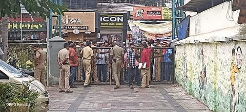 റൂട്ട് മാറി ഓടിയ സ്വകാര്യ ബസ് തടഞ്ഞു; കെഎസ്ആര്‍ടിസി ഉദ്യോഗസ്ഥര്‍ പൊലീസ് കസ്റ്റഡിയില്‍; ഉപരോധം; സര്‍വീസുകള്‍ നിര്‍ത്തി