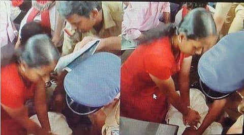 ആ കരുതല്‍ കൈകള്‍ രഞ്ജുവിന്റെത്; അഭിനന്ദന പ്രവാഹവുമായി സോഷ്യല്‍ മീഡിയ