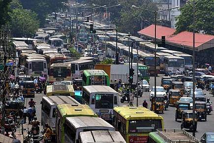 പ്രശ്‌നം തുടങ്ങിയത് സ്വകാര്യ ബസ് ജീവനക്കാര്‍ ; പെര്‍മിറ്റ് റദ്ദാക്കണം ; കെഎസ്ആര്‍ടിസി ബസുകള്‍ റോഡില്‍ നിര്‍ത്തിയിട്ടത് ഗുരുതര തെറ്റെന്നും കളക്ടറുടെ റിപ്പോര്‍ട്ട്