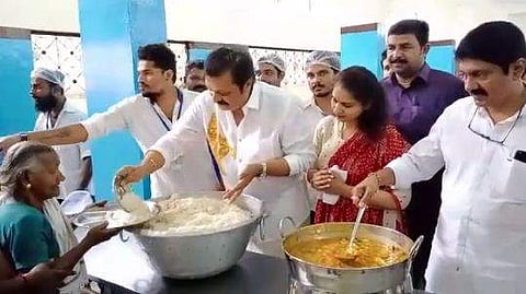 ആറ്റുകാലിൽ അന്നദാനവുമായി സുരേഷ് ​ഗോപിയും ഭാര്യയും; വിഡിയോ 