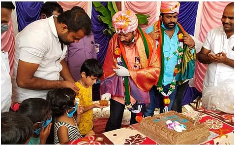 ലോക്ക്ഡൗൺ നിയന്ത്രണങ്ങൾക്ക് പുല്ലുവില, ബിജെപി എംഎൽഎയുടെ പിറന്നാൾ ആഘോഷം വിവാദത്തിൽ