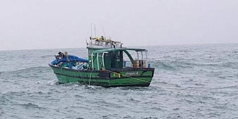 കാസർകോട് നിന്നും ബോട്ടിൽ മം​ഗലാപുരത്തെത്തി , കുടുംബം കുടുങ്ങി, കേസ്