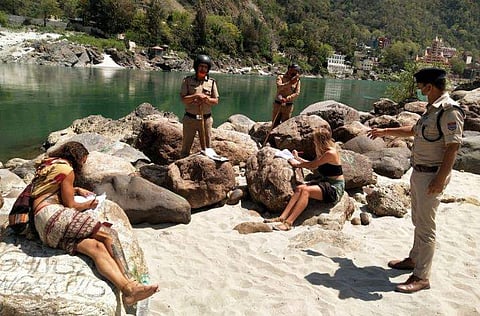 ലോക്ക്ഡൗണ്‍ ലംഘിച്ച് ഗംഗാതീരത്ത് കറക്കം; വിദേശികളെ കൊണ്ട് 500 തവണ ഇംപോസിഷന്‍ എഴുതിച്ച് പൊലീസ് 