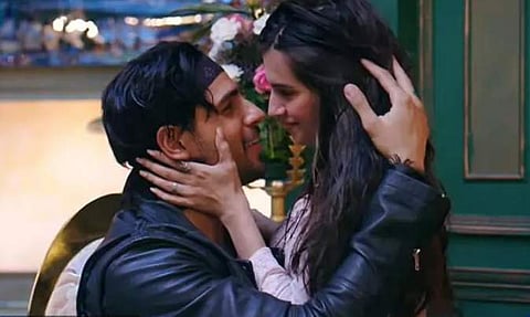 പുറത്തു കറങ്ങിനടന്നാൽ പിടിച്ചിരുത്തി ഈ പാട്ടു കേൾപ്പിക്കുമെന്ന് പൊലീസ്, അത് കൊറോണയേക്കാൾ കഠിനമാകുമെന്ന് കമന്റുകൾ