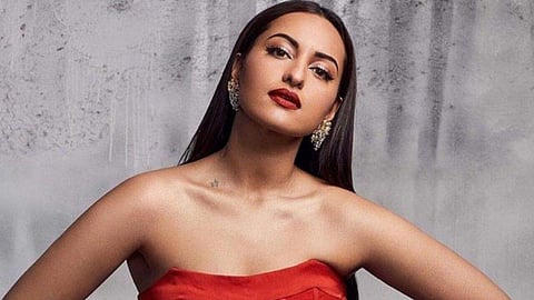 'ഷൂട്ടിങ്ങിനായി സൊനാക്ഷി പുറത്തിറങ്ങി', ഫോട്ടോ പങ്കുവെച്ച് സംവിധായകൻ; മറുപടി നൽകി നടി