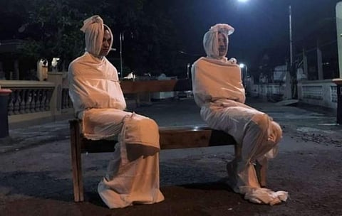 പേടിപ്പിച്ച്‌ വീട്ടിലിരുത്താന്‍ പ്രേതങ്ങളെ ഇറക്കി, പ്രേതങ്ങളെ കാണാന്‍ ആള്‍ക്കൂട്ടം തെരുവില്‍