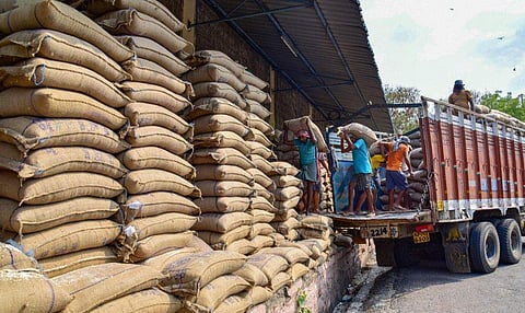 32 കോടി ദരിദ്രജനവിഭാഗങ്ങള്‍ക്ക് നേരിട്ട് പണം നല്‍കി, ഇന്നലെ വരെ വിതരണം ചെയ്തത് 29,352 കോടി; 5.29 കോടി ഗുണഭോക്താക്കള്‍ക്ക് സൗജന്യ റേഷന്‍: കേന്ദ്രസര്‍ക്കാര്‍