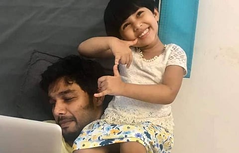 'ബെഞ്ചമിൻ ലൂയിസിന്റെ തോളിൽ കയറി ഡാൻസ് കളിക്കുന്ന കുട്ടി', ഹാക്ക് ചെയ്യാൻ സമ്മതിക്കുന്നില്ലെന്ന് ഷറഫു​ദ്ദീന്റെ പരാതി