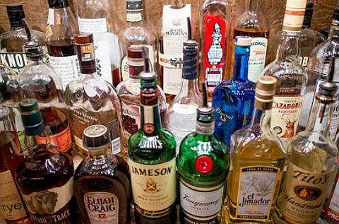 ഒരു കുപ്പി മദ്യത്തിന് 3500 രൂപ; എറണാകുളത്ത് ബാർ മാനേജറും സഹായിയും പിടിയിൽ