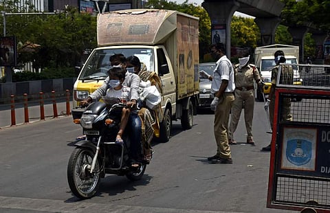ഇരുചക്രവാഹനങ്ങളില്‍ ഒരാള്‍ മാത്രം ; കാറില്‍ രണ്ട് പേരില്‍ കൂടരുത്  ; കര്‍ശന നിയന്ത്രണം