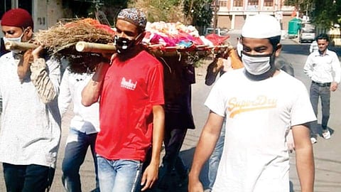 ലോക്ക്ഡൗണില്‍ ബന്ധുക്കള്‍ക്ക് എത്താന്‍ സാധിച്ചില്ല; മരിച്ച ഹിന്ദു സ്ത്രീയുടെ അന്ത്യകര്‍മ്മങ്ങള്‍ നടത്തി മുസ്ലിംകള്‍