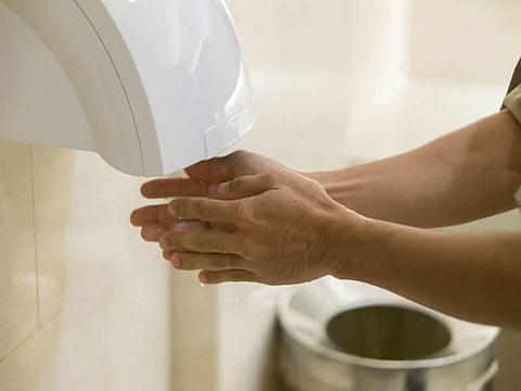 കൈ എങ്ങനെ വൃത്തിയാക്കണം? ഹാന്‍ഡ് ഡ്രയറില്‍ കൈകള്‍ ഉണക്കുന്നതു നല്ലതാണോ?